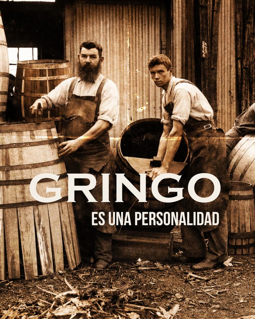 Dos hombres de delantal en una cervecería antigua